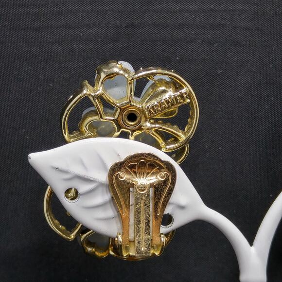 Kramer Blue Rhinestone Flower Clip Earrings, Lucite Gold Plated, 1950s Vintage - Picture 4 of 10
